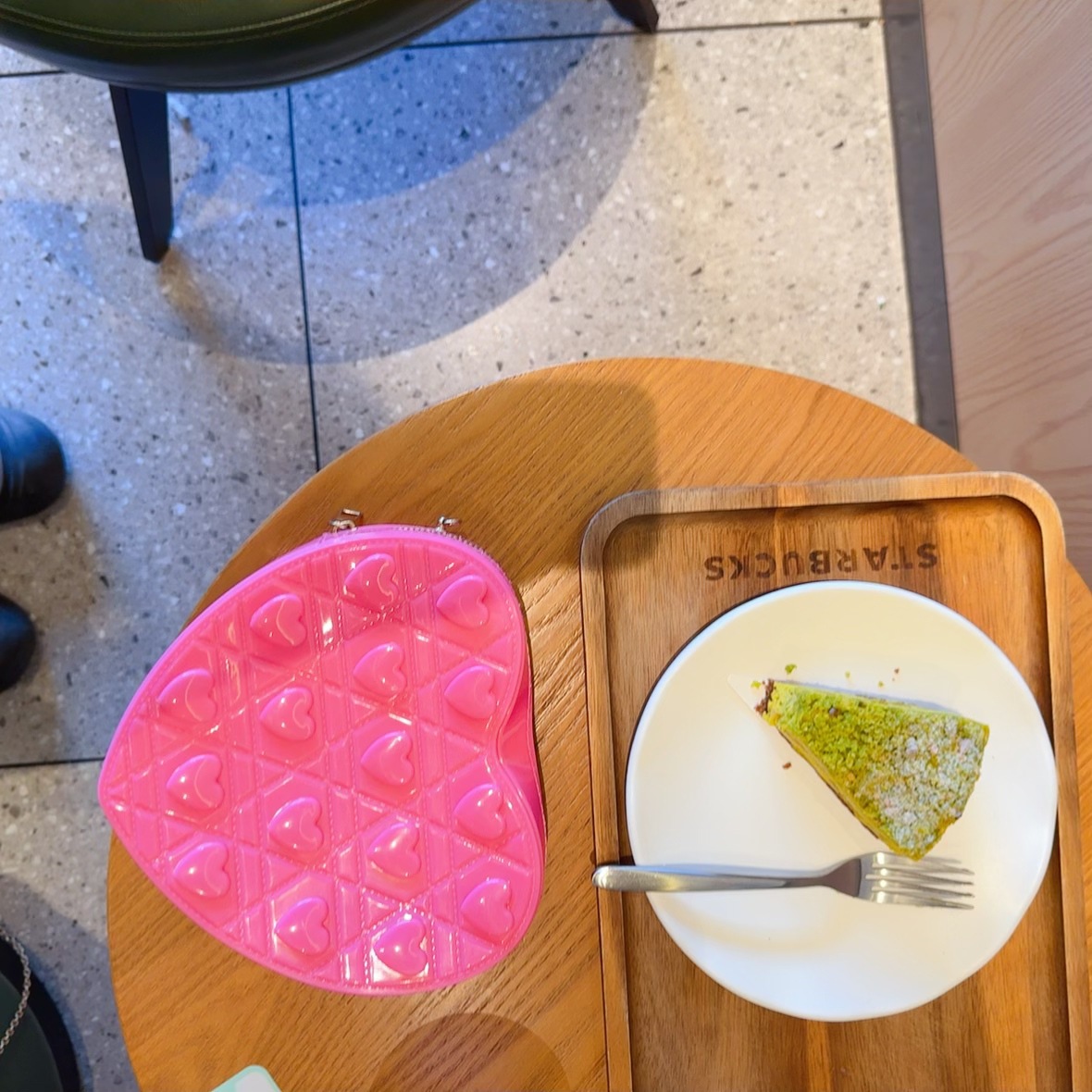 The 2025 new heart-shaped bag is a fashionable and versatile single-shoulder crossbody small bag. It's a cute jelly bag for women in summer undefined
