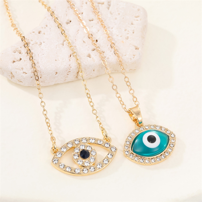 Retro Full Diamond Hollow Eye Necklace Blue Demon Eye Pendant Clavicle Chain display picture 1