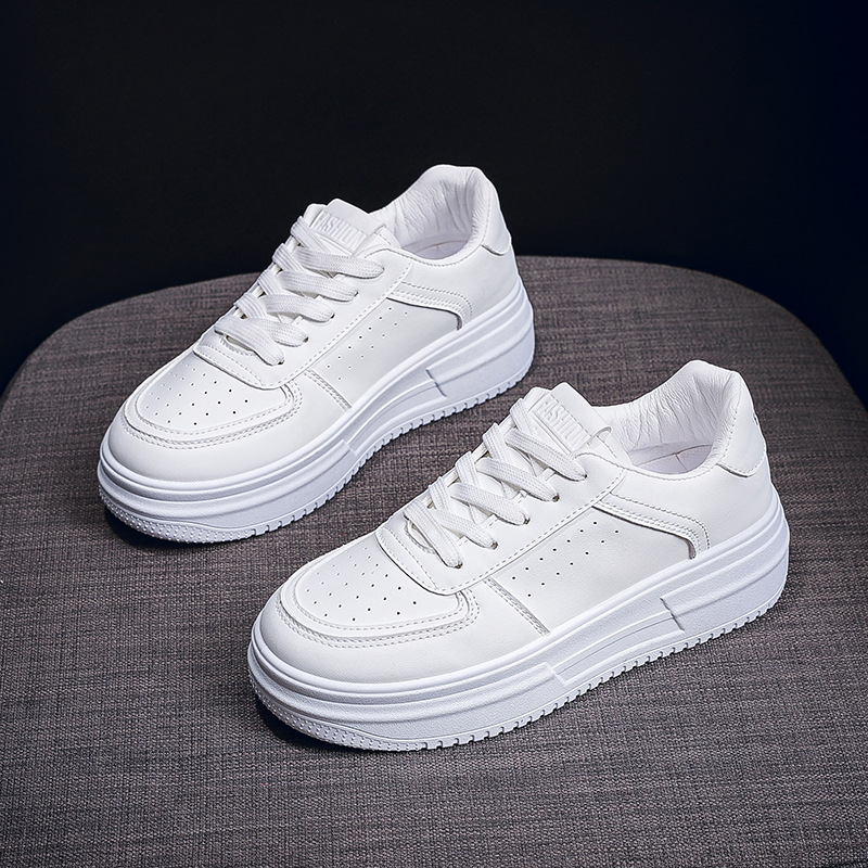 Pequeños zapatos blancos para mujeres 2024 otoño nuevo estilo versátil zapatos de skate estudiantes para mujeres ins coreanos zapatos deportivos casuales de suela gruesa zapatos de mujer