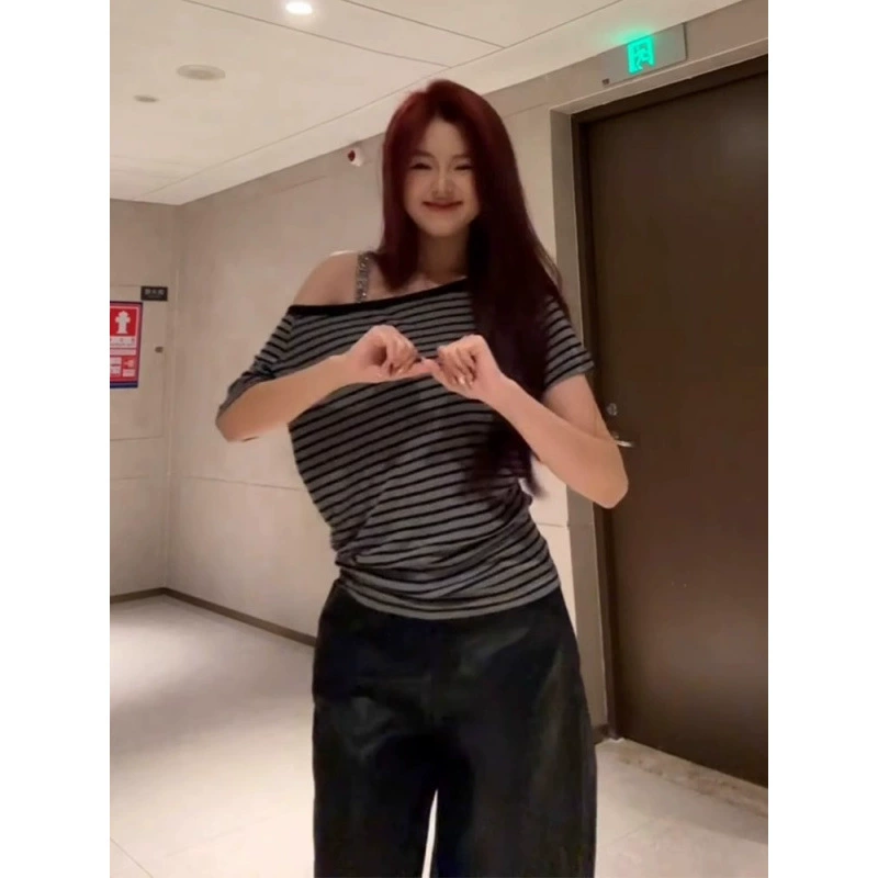 Американская винтажная полосатая футболка с открытыми плечами и короткими рукавами женская 2025 летняя новая тонкая тонкая горячая девушка топ