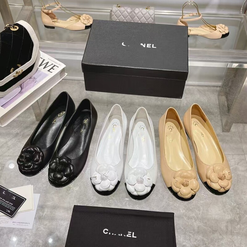 2026 early spring new collection: genuine leather, sweet camellia-patterned ballet flats, color-blocked slip-on shoes, shallow-toe, flat-soled single shoes, trendy women's footwear 2026 early spring new collection: genuine leather, sweet camellia-patterned ballet flats, color-blocked slip-on shoes, shallow-toe, flat-soled single shoes, trendy women's footwear