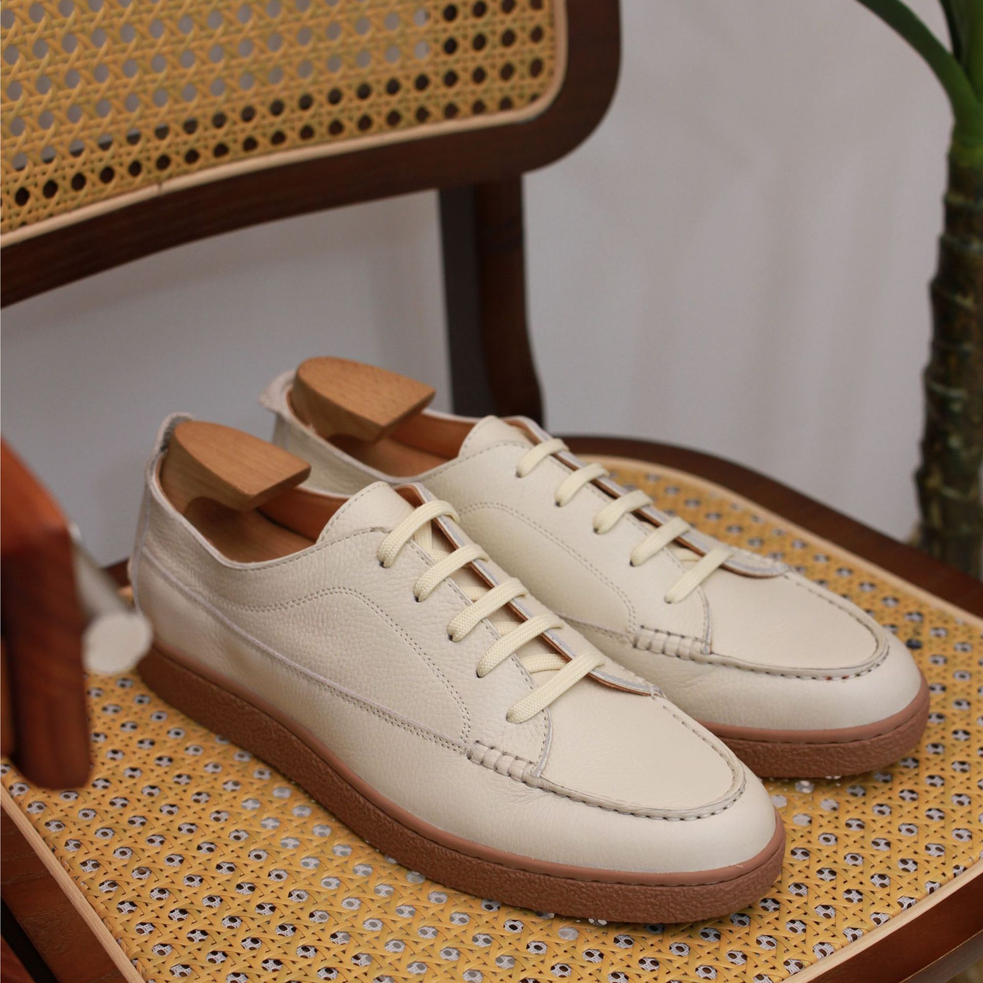 British new spring and summer first layer cowhide embossed lace-up retro casual shoes sports suit slip-on skateboard white shoes