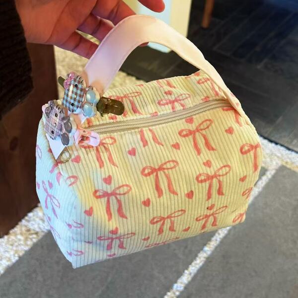 Capacious cosmetic bag with zipper