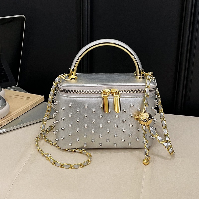 Personalidad transfronteriza bolsas de caja de remaches pequeñas cadenas de viento de fragancia bolsas de mano nichos de moda diaria bolsas de hombro image 8