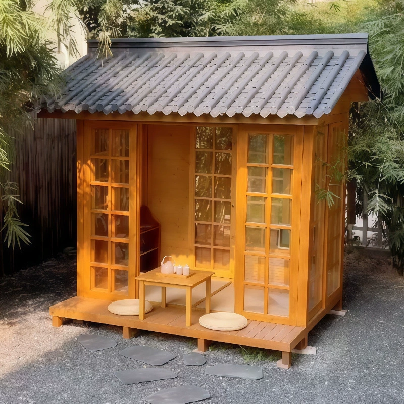 Наружная сборка деревянного дома старинный двор, пансион, благоустроенный чайная комната