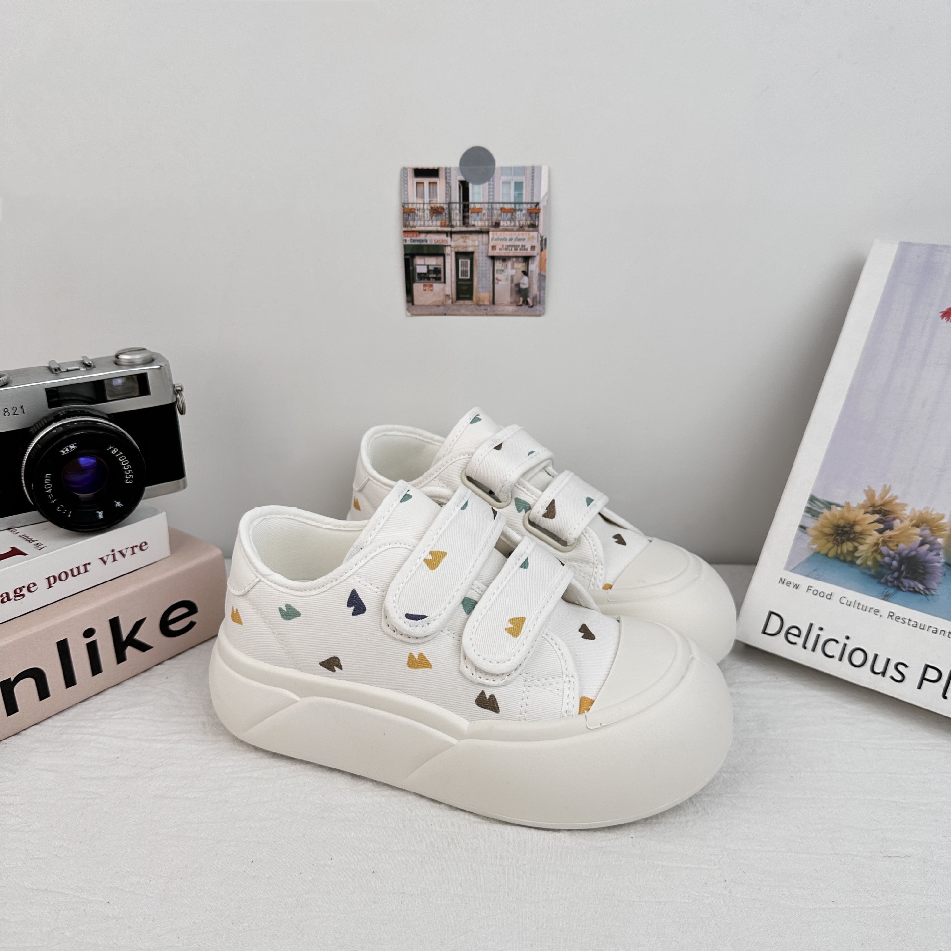 Zapatos de lona de ondas distantes para estudiantes de verano 2025 nuevo velcro con una sola gruesa con una falda zapatos blancos para mujeres