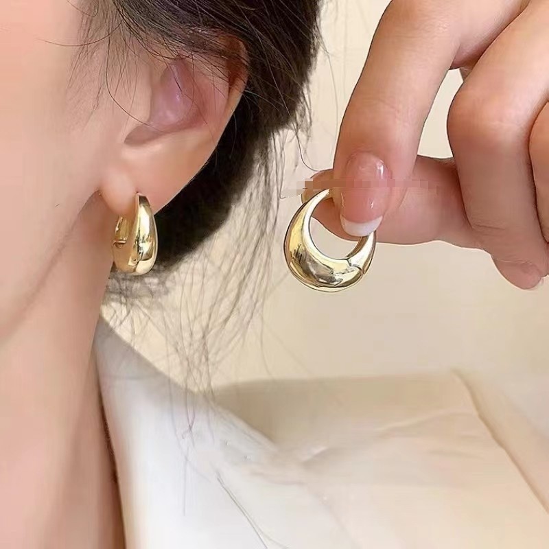 金色の耳飾り ~ 冷たい風の金属の質感の耳の輪のピアスの女性の個性はファッションの欧米の風の爆発的なイヤリングを合わせます。|undefined