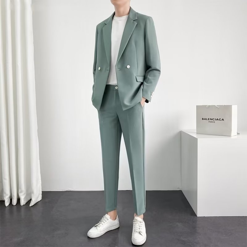 スーツのスーツの男性の韓国版の修身のごろつきはかっこいいです。