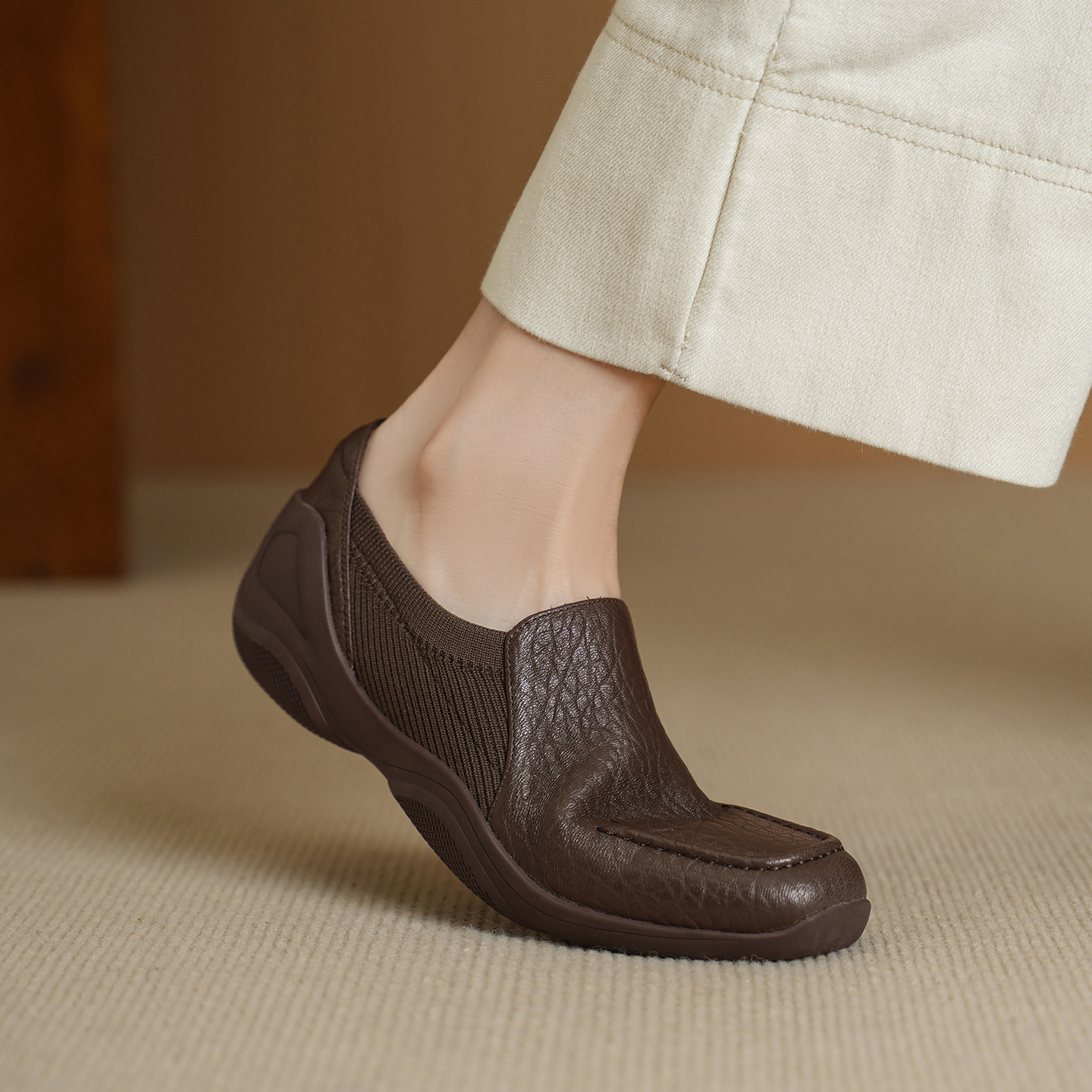 Giày loafer nữ da dê mũi sâu, gót vuông 3 cm, hoa nổi, phong cách bà nội trẻ trung — màu nâu