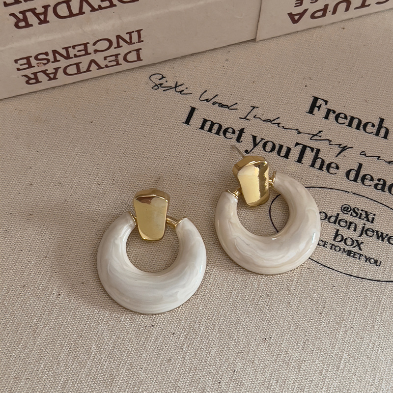 Cream retro elegant geometric design earrings