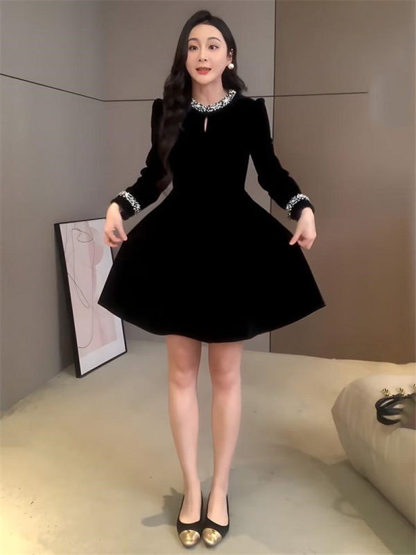 2025年の新型の大きいサイズのフランスは底のベルベットのワンピースの女性の秋冬の太いmmを打って腰を収めて股を遮ってやせているドレスを現します。|undefined