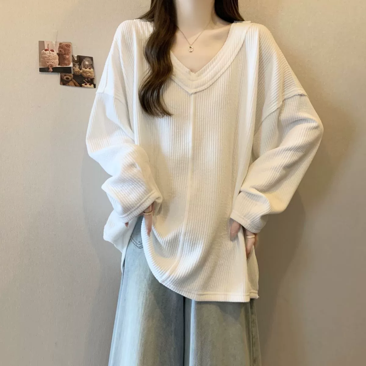 Большой размер ямы дизайн с V-образным вырезом с длинным рукавом топ женский 2024 осень новая свободная тонкая мода нижняя футболка женская