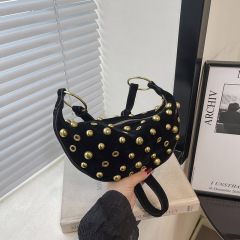 レトロリベットヘビーショルダーレディースバッグ水玉模様中空クロスボディバッグパンクスタイルショルダーバッグメタリック三日月レディースバッグ