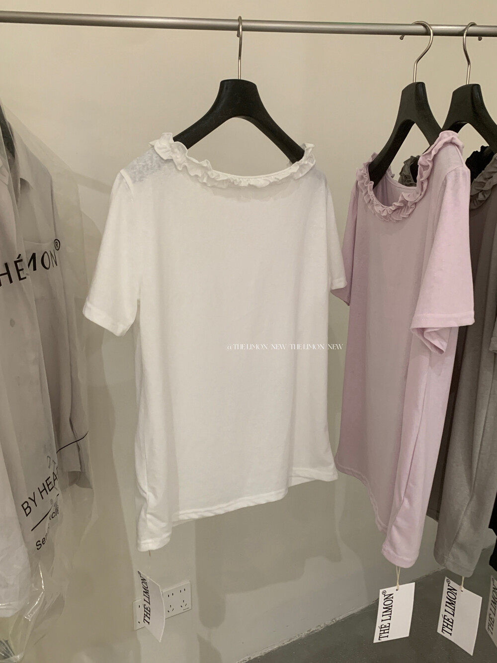 Áo thun nữ tay ngắn cổ lệch vai kết hợp ren bèo nhún phong cách Pháp — màu đen, màu trắng, Tro xi măng, Bột tím chi tiết 24