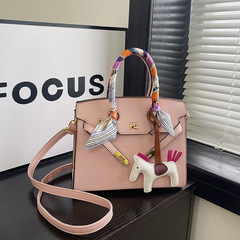 跨境女士手提包2024新款時尚氣質單肩斜挎女包鉑金簡約絲巾凱莉包