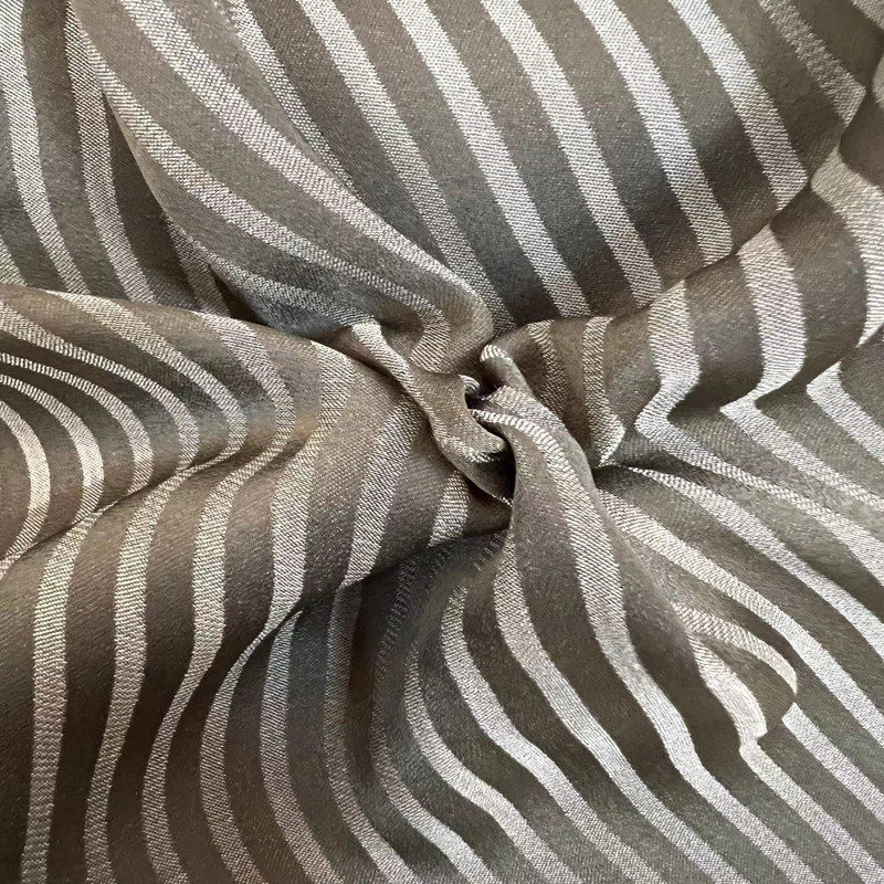 20+26*75D 100%涤纶面料条子海岛布 85GSM高级女装面料