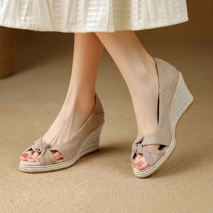 Moda temperamento sandalias mujeres 2026 verano nuevo tacones de altura de pendiente gruesa, sandalias de altura suave de moda