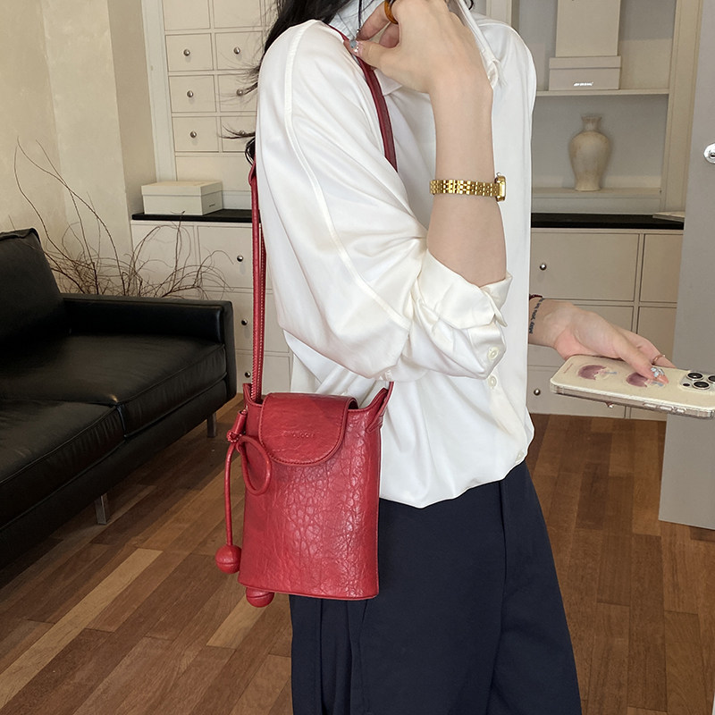 Mujeres versátiles 2026 verano de compras casuales móviles nicho bolso de transporte nuevo hombro de moda