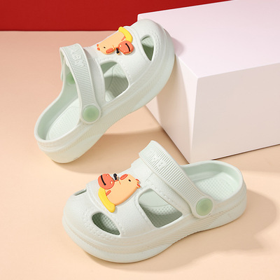 Мягкие летние модные мультяшные тапочки в стиле Crocs для мальчиков, милые нескользящие мюли для раннего возраста, мягкая подошва, подходят для носки на улице, закрытый носок