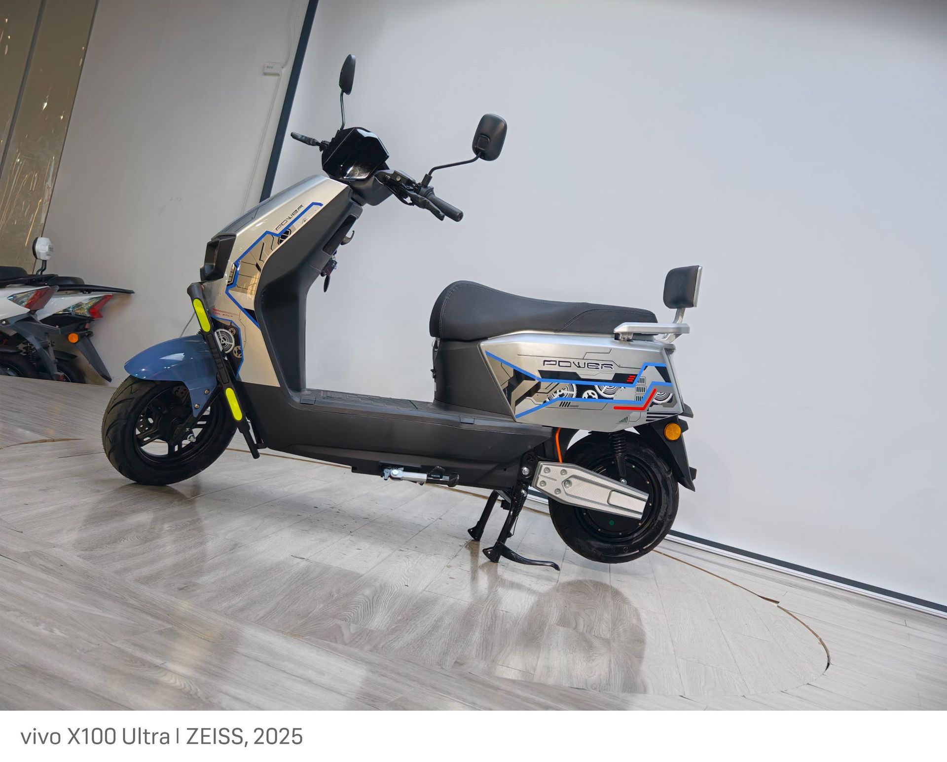 Foreign Trade Export Cangqiong Electric Motorcycle, Commuter Electric Scooter, Electric Scooter with Long Range and High Power