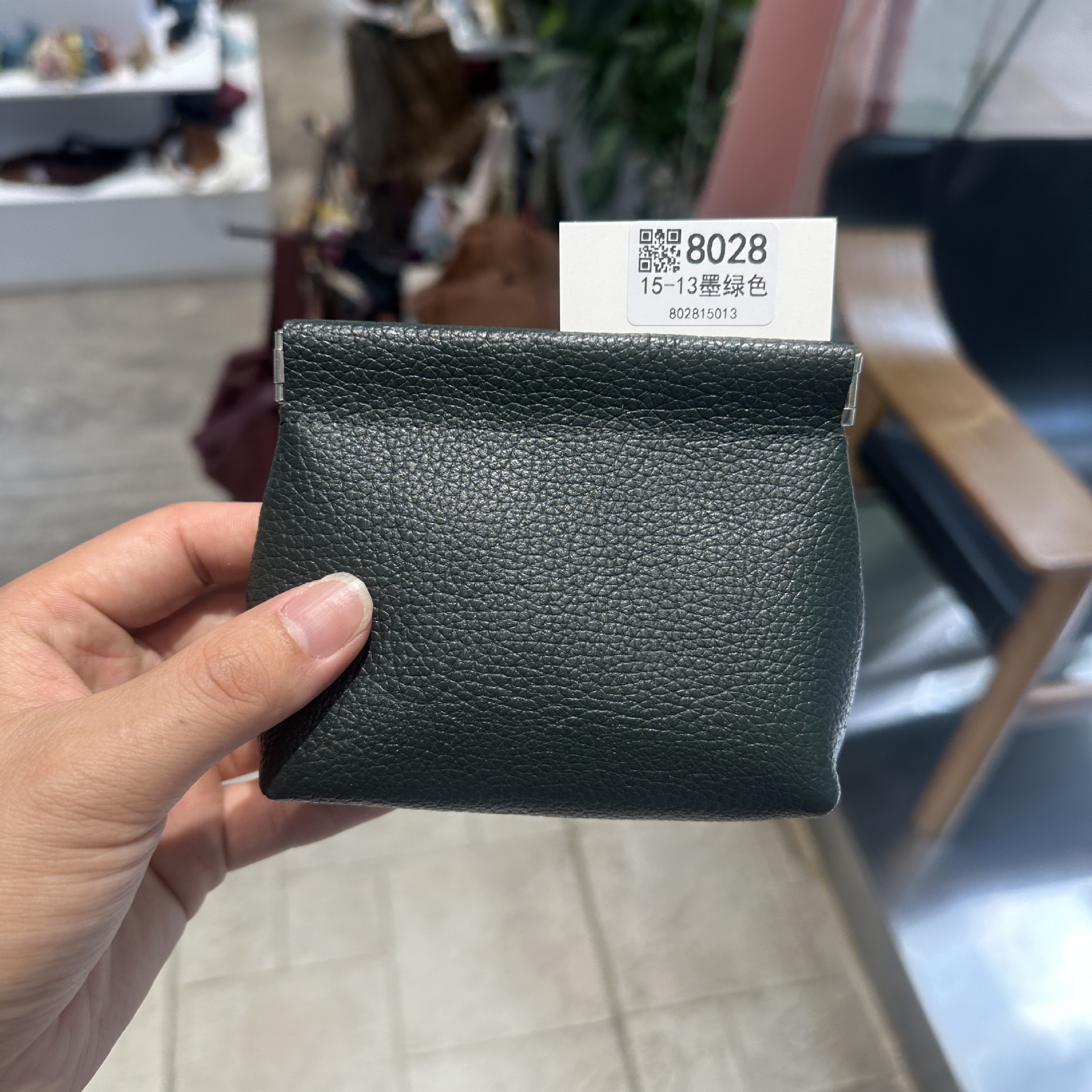 厚手の収納袋のトップ層の牛革は閉じています。