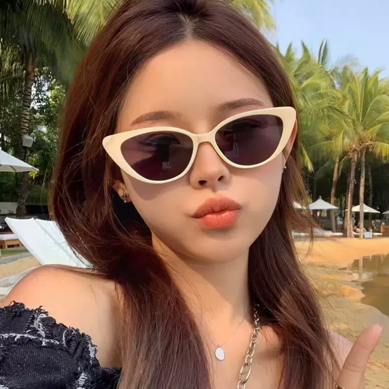 时尚三角猫眼小脸墨镜女高级感ins黑色小框防晒造型拍照太阳眼镜