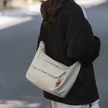 单肩包女日系2024新款纯色简约斜挎包ins潮牌挎包学生背包邮差包