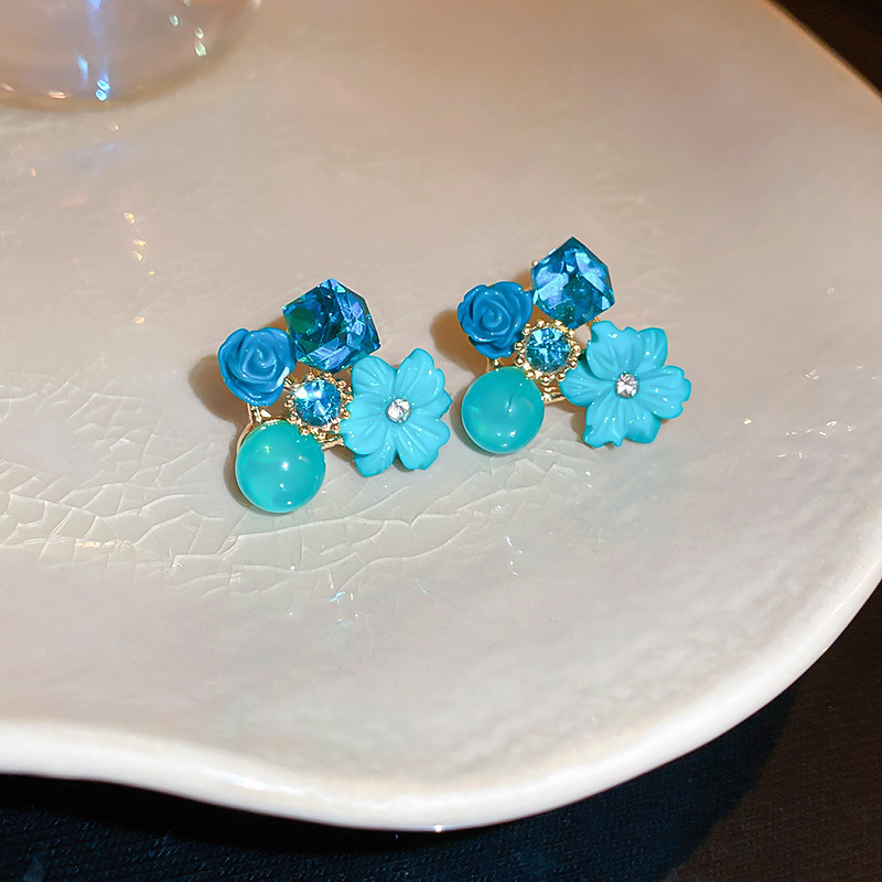 Pendientes de perlas asimétricas con cuernos de diamantes súper parpadeantes de plata Pendientes de nicho de viento frío femenino Pendientes de lujo ligero de alta calidad