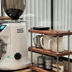 物置棚の中古風棚の台所棚の事務机は棚のテーブルのデスクトップを隔てて小さい本棚のお茶の杯の棚を収納します。
