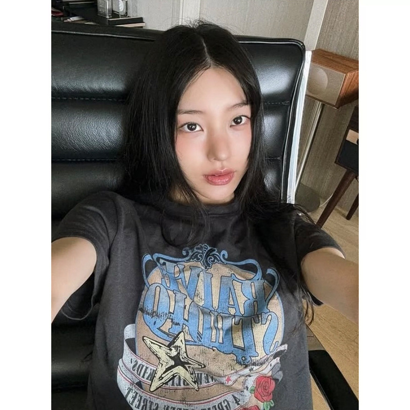 Now the 2026 Summer New Model from Korean Designer Rai*E Is a Vintage Distressed Graffiti Rose Print Short-Sleeved T-Shirt for Women