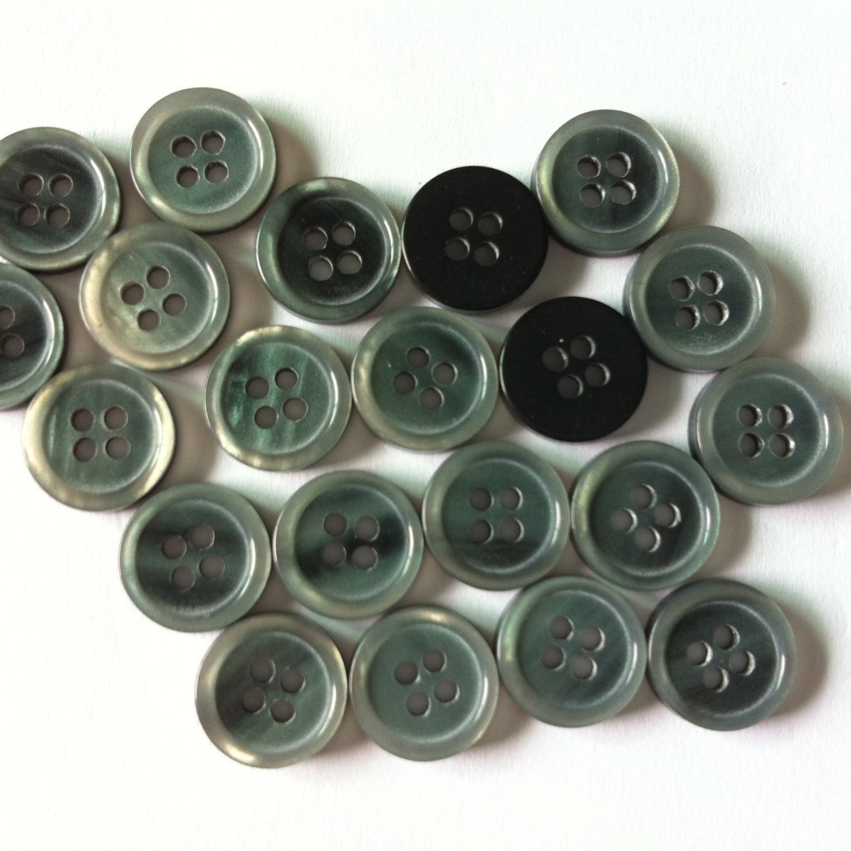 供应11.5mm四眼细边仿贝壳扣仿黑蝶贝树脂纽扣 珠光纽扣