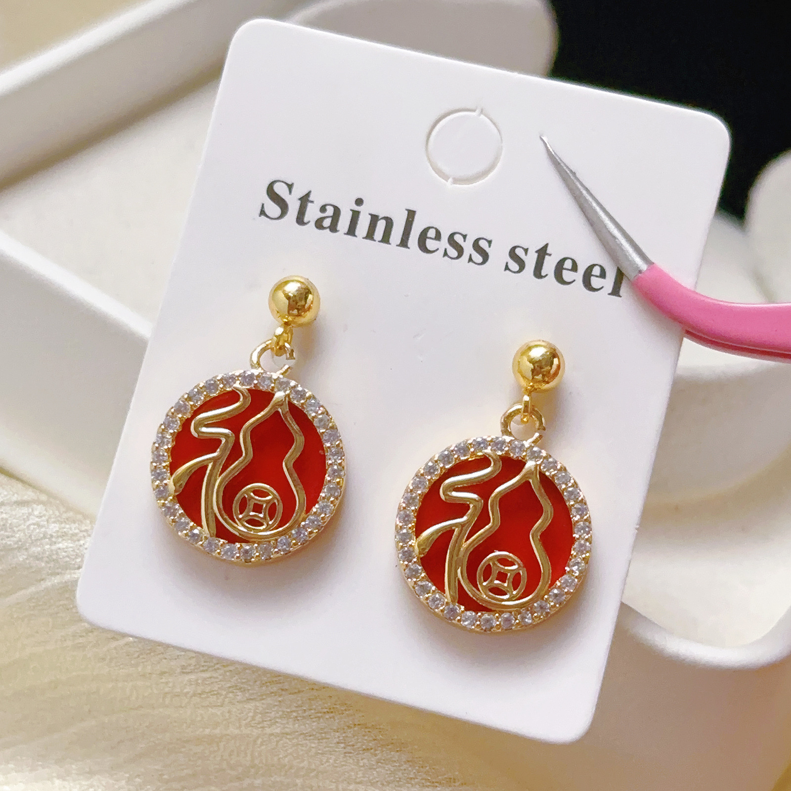 Retro marca redonda Caifu collar mujer joyería de inserción roja China viento galvanizado 18K set de pendientes de oro