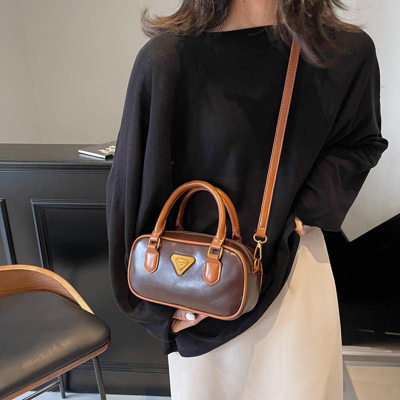 Bolsa de bolos retrógrada de mano para mujeres 2024 nuevo diseño de viaje universal bolso de hombro de nicho de alta calidad bolso pequeño