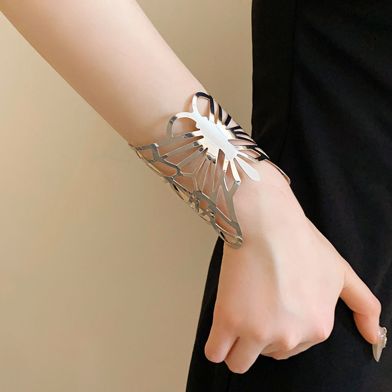 Pulsera plisada irregular de metal estilo europeo y americano fresco elegante pulsera personalidad de alto grado de lujo ligero pulsera al por mayor femenina