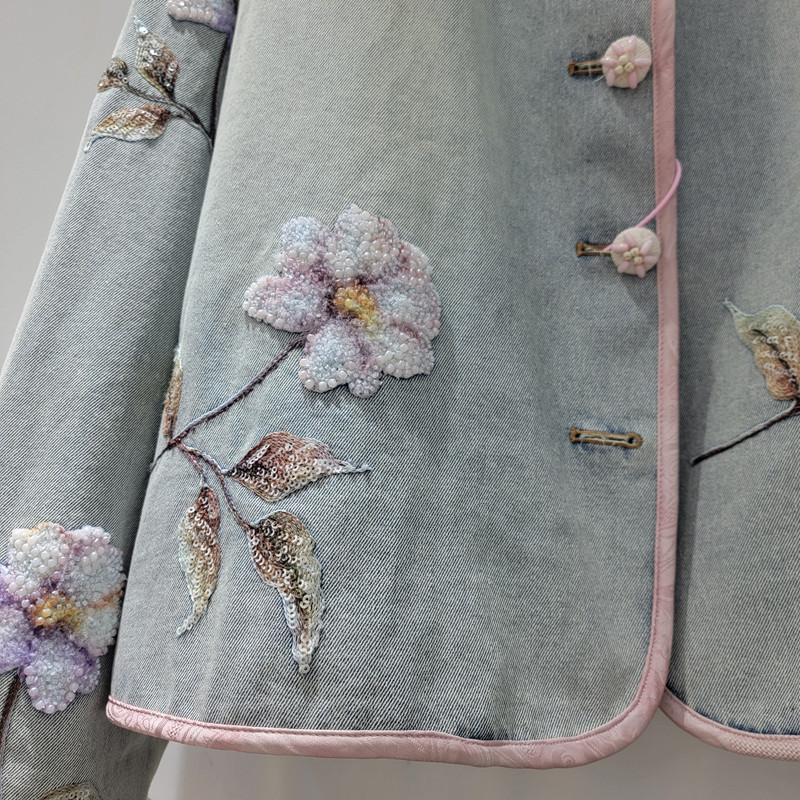 2026 primavera nuevo diseño de moda cuello redondo color contraste bordes flores con cuentas corta chaqueta denim de manga larga