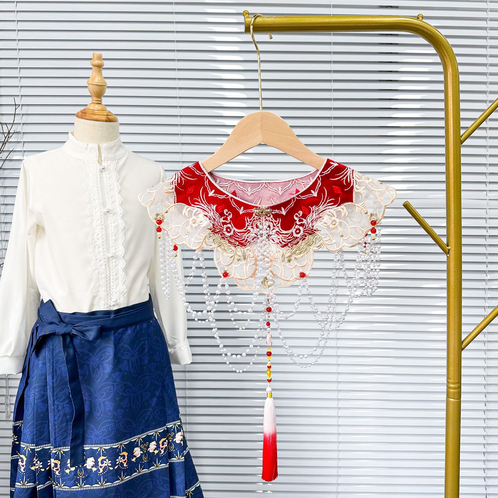 Capa de hombro con estampado de nubes de estilo antiguo, falda roja mamian con borlas de perlas de estilo chino, muy vendida, Hanfu para mujeres y niños, combinada con un cuello falso. image 2