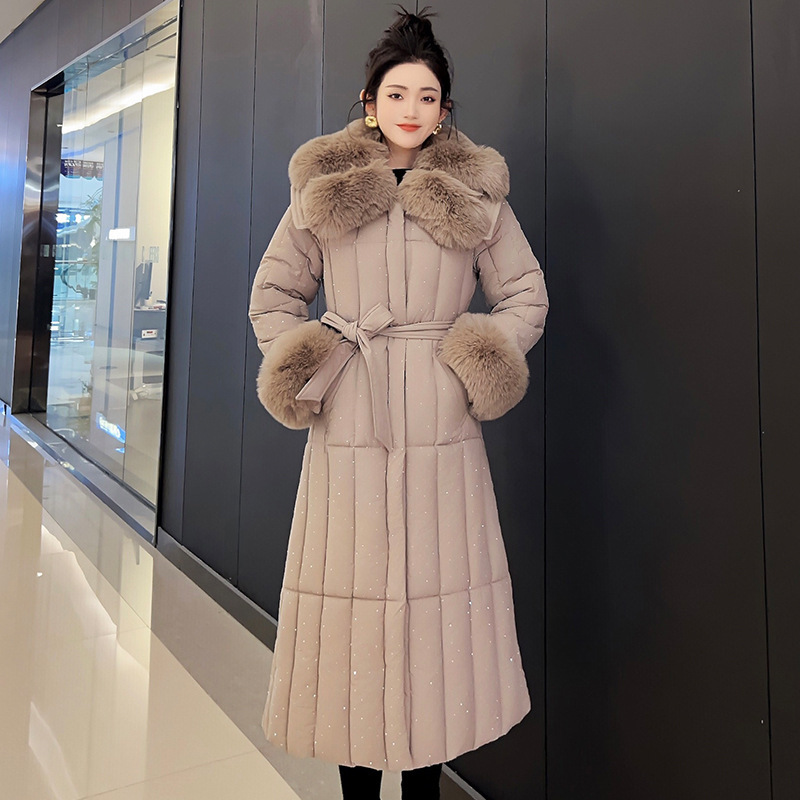 Trajes de algodón de pluma transfronterizos de invierno 2025 nuevos estilos con solapa de moda de mediana edad sobre la rodilla chaqueta de algodón de cintura larga chaqueta de moda