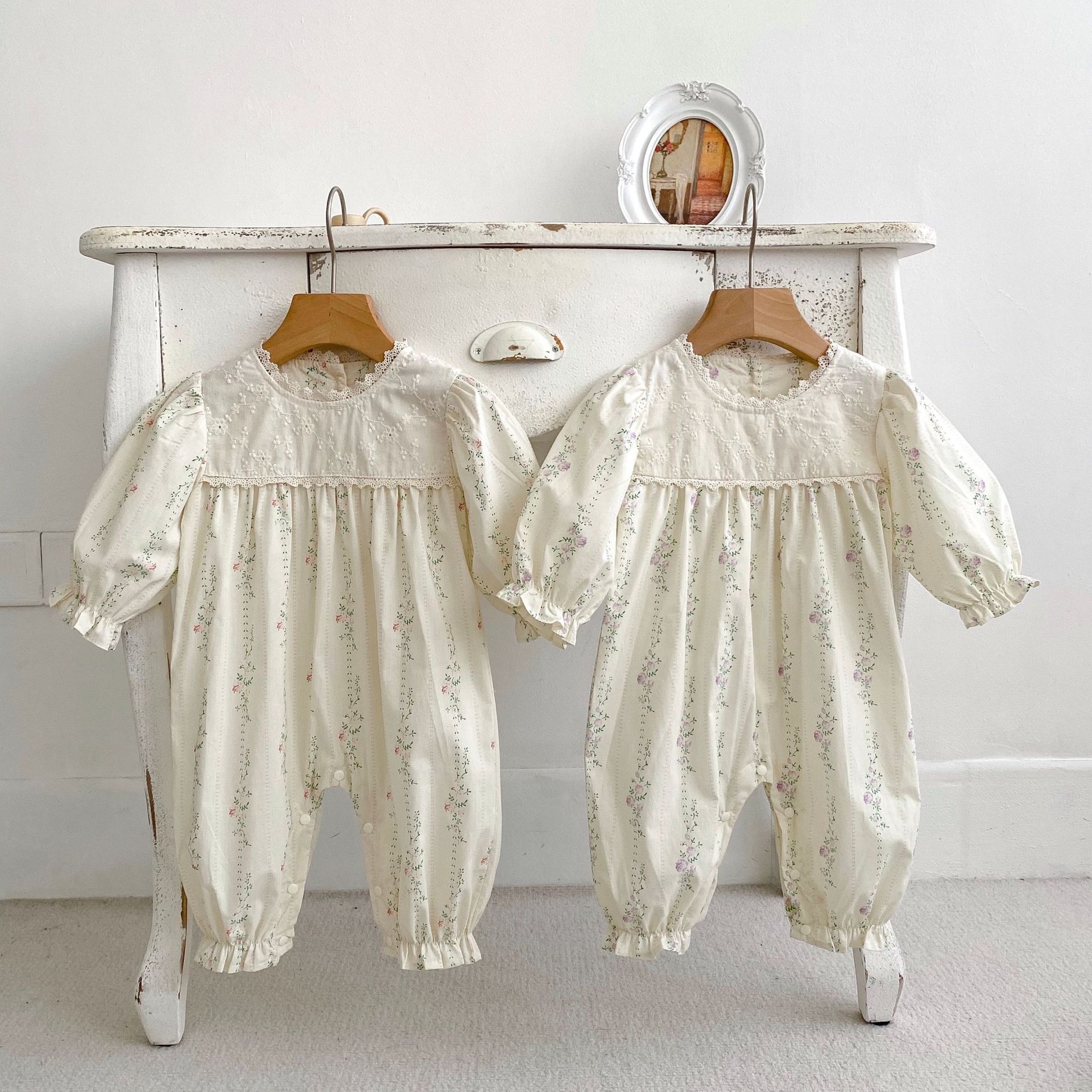 2024 primavera y otoño bebé de una pieza estilo pastoral pequeño mameluco floral de manga larga abrigo de culo femenino bebé de un año traje de escalada