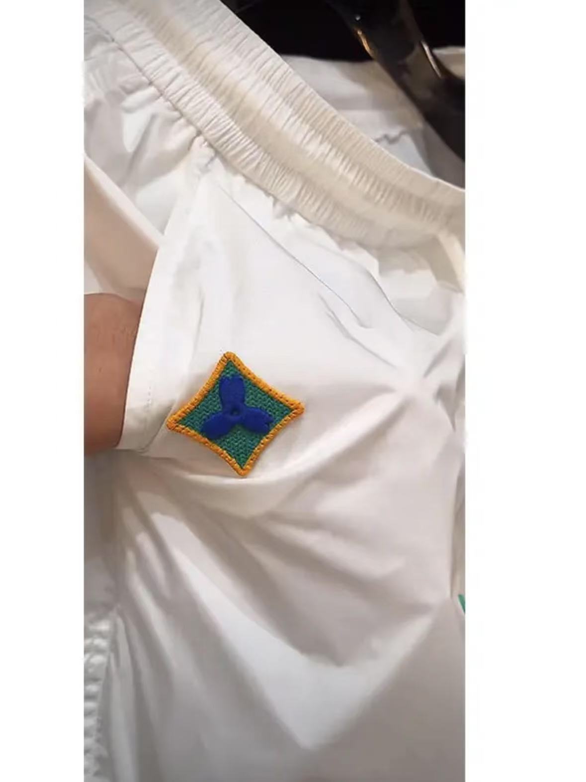 Herrshorts med broderad logotyp för sommar och strand_voghion.com