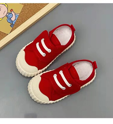 Preschool indoor shoes for babies: soft-soled canvas sneakers—spring-style white shoes for girls, and Velcro-fastened kids' shoes for boys.