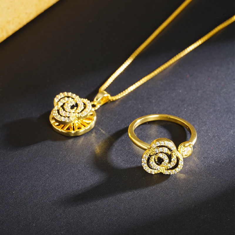 Collar de aleación de cobre de diamante de oro negro de arroz vietnamita estilo frío, la misma popularidad en línea no se desvanece durante mucho tiempo.