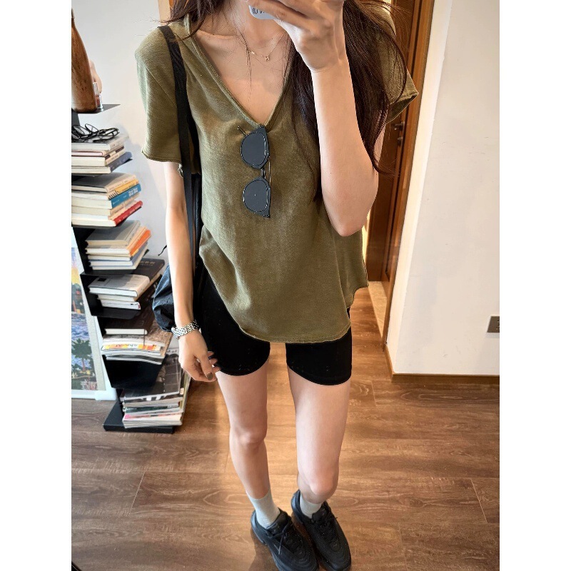 Olive Green V-Neck Rolled-Edge Short-Sleeve T-Shirt for Women, Summer Korean Style, Loose and Lazy, Niche High-End Feel, Flattering Casual Top Olive Green V-Neck Rolled-Edge Short-Sleeve T-Shirt for Women, Summer Korean Style, Loose and Lazy, Niche High-End Feel, Flattering Casual Top