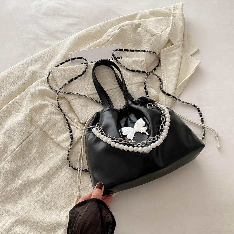 Mochila de mariposa plateada para mujeres 2024 nueva moda coreana cadena de perlas mochila de mano versátil