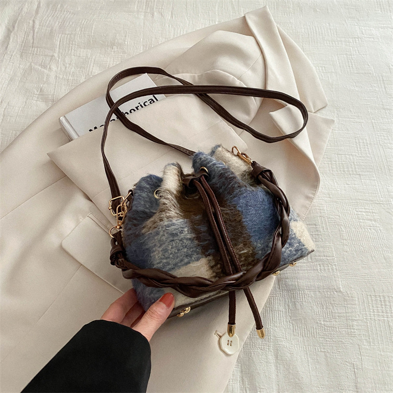 Bolso retrógrado de cuerda de pulsación de invierno 2024 nuevo estilo versátil en un solo hombro bolso de hombro coreano bolso de cubo para mujeres