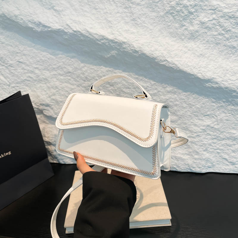 Bolso cuadrado de mujer, estilo retro, simple este año, bolso popular, primavera y verano 2025, nuevo tipo de bolso de hombro, mochila.