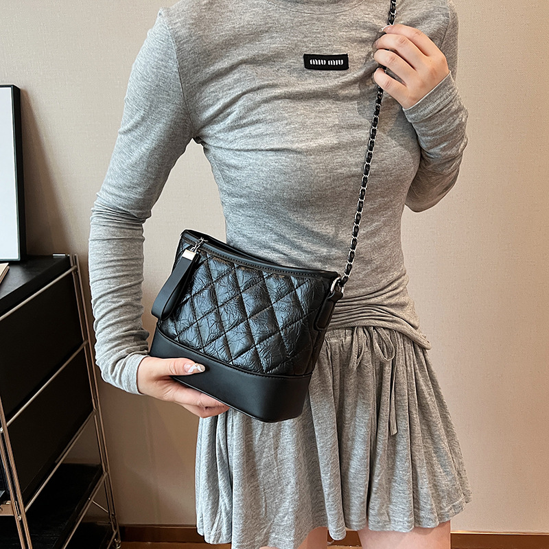 Retro universal glossy shoulder bag