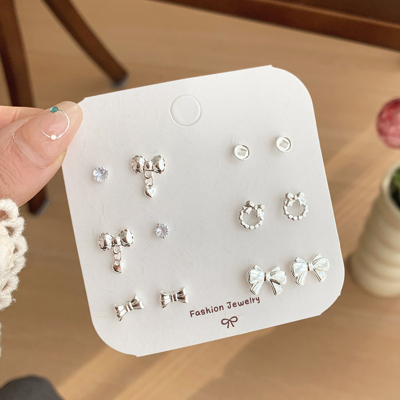 ブルーダイヤモンドプレーンシルバー小さなイヤリングセット女性用シルバー針ニッチライト高級デザイン絶妙で多用途な学生イヤリング 1 週間|undefined