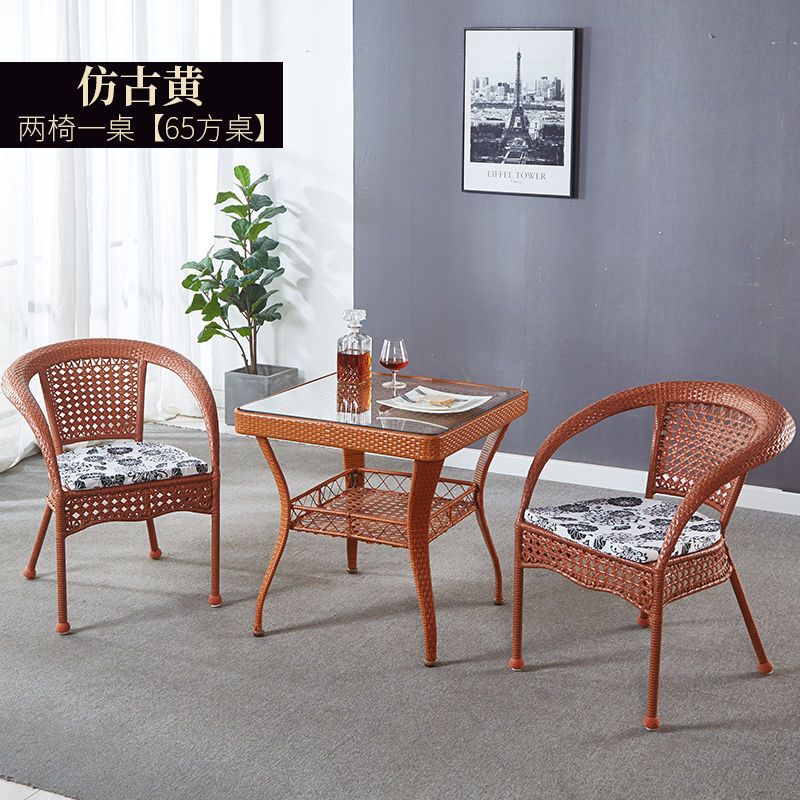 앤틱한 노란색 의자 2개와 정사각형 테이블 65개