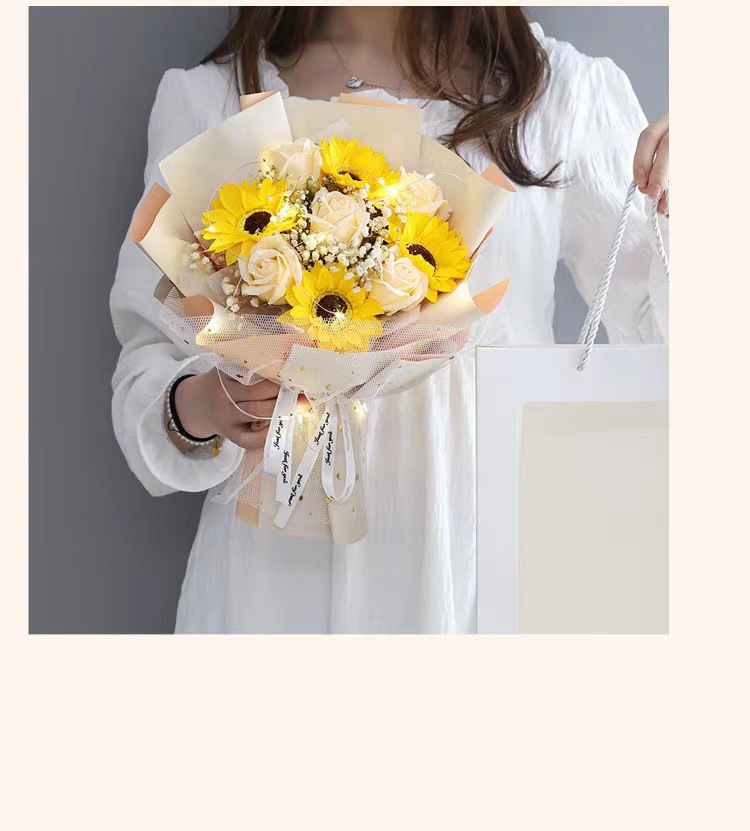 Buquê de flores secas com rosas e cravos para presente_voghion.com