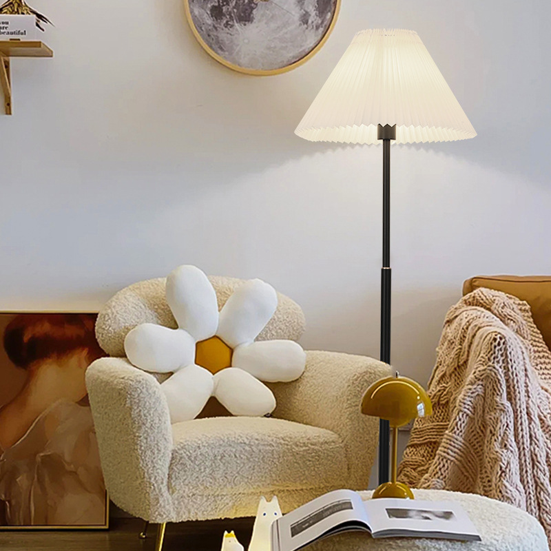 Retro-style pleated American light luxury living room floor lamp bedside bedroom study model room atmosphere standing table lamp